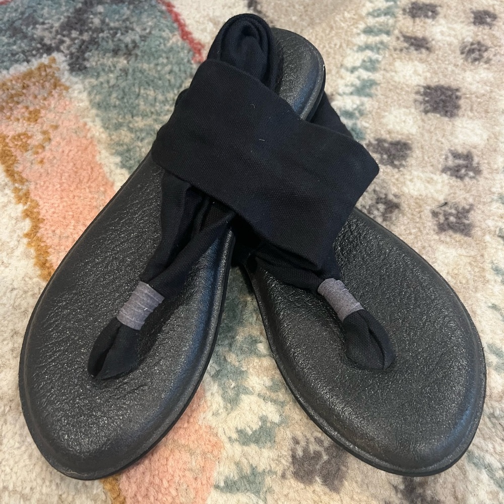 Black Sanuk women’s Size 6 Sandals.